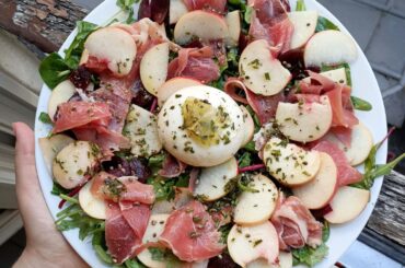 Salade Burrata pêche betterave et jambon cru