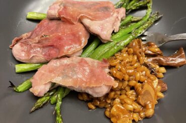 [🏴󠁧󠁢󠁥󠁮󠁧󠁿] my take on saltimbocca, with dried mushroom barley risotto and grilled asparagus