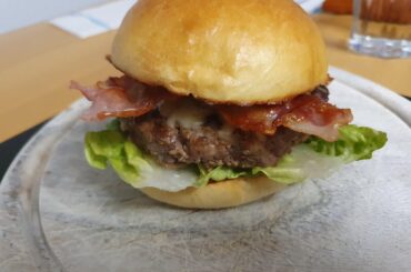 Entrecote patty on brioche bun with black truffle mayo
