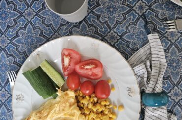 Kid dinner: Cheese omelette and vegetables