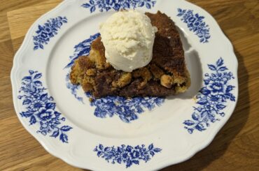 Cookie géant gianguja et noisettes grillées cuit dans une poêle en fonte