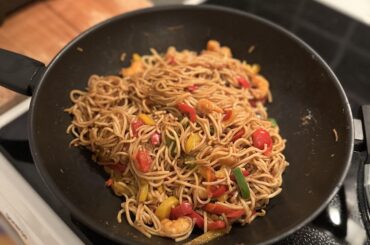 Stir fry noodles with scampi and peppers