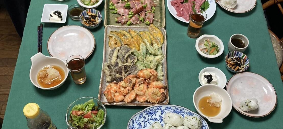 L'esprit de la table au Japon! Une orgies de petits plats délicieux qui recouvrent presque la totalité de la nappe. Qu'en dites vous?
