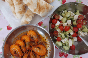Oily garlic chili shrimps, salad and flatbread.
