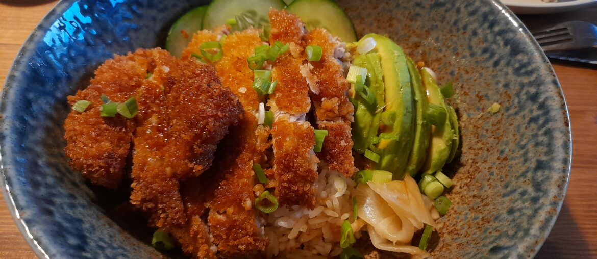 Un poké improvisé avec le katsu au porc au dessus