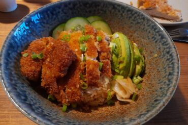 Un poké improvisé avec le katsu au porc au dessus