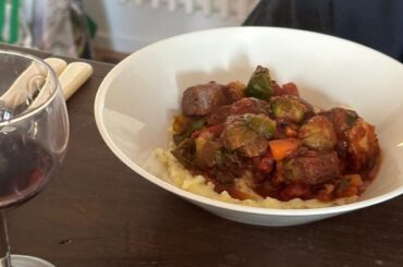 Purée de pommes de terre recouvert de ragoût de canard