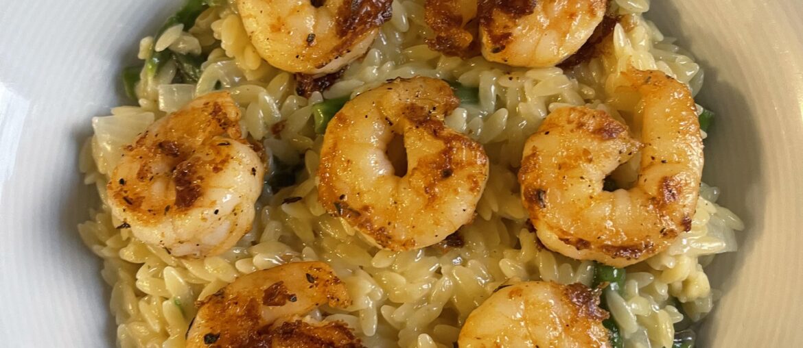 Orzo avec des asperges et crevettes