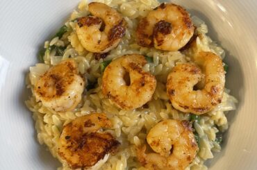 Orzo avec des asperges et crevettes