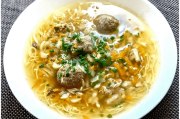 Chicken broth with dumplings and Tyrolean liver (like sirloin) and bourison dumpling. And mom's bun recipe. Fruit - a mixture of apricots and currants.