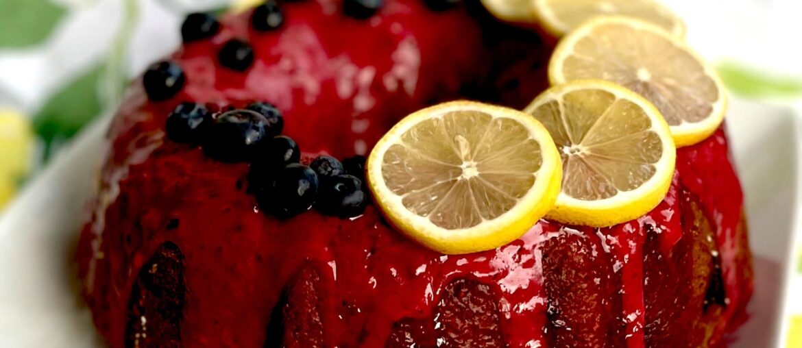 Torte farcie de confiture des fruits rouges, toute faite à maison