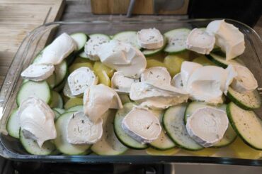 Repas de ce midi , gratin de courgette et pomme de terre , crème fraîche et chèvre .