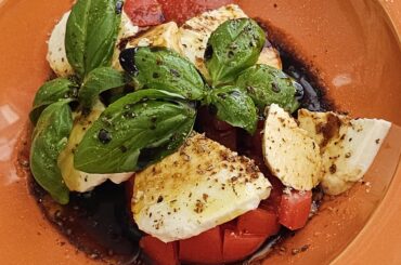 At these temperatures (34°C), a caprese salad is slowly becoming a firm favourite for lunch :)