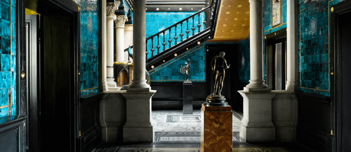 Hall inside of London's Leighton House [1920x1080]