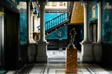 Hall inside of London's Leighton House [1920x1080]