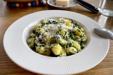 Gnocchi, peas and spinach in a creamy sauce with white wine