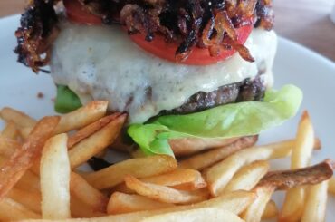 Cheeseburger with caramelized Onions, Fries
