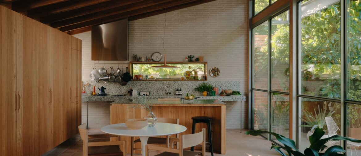 Kitchen and dining space addition to a 1930s California bungalow with garden views, Melbourne, Australia [2500x1875]