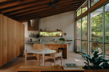 Kitchen and dining space addition to a 1930s California bungalow with garden views, Melbourne, Australia [2500x1875]