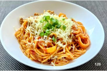 Spaghetti from one pan with minced meat on onions and spaghetti seasoning. Sprinkled with real parmesan.