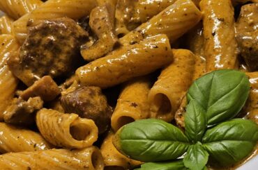 Tortiglioni at a spicy white whine sauce with mushroom and leftover meat "balls" (more cubes though)