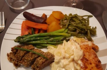 Filet pur d'agneau en croûte d'herbes, gratin dauphinois, farandole de légumes