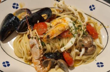 Spaghetti with seafood (Spaghetti allo scoglio)