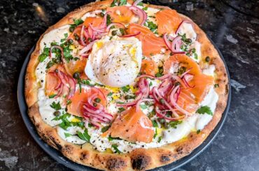 Flatbread with smoked salmon, pickled onions, sour cream, parsley & capers and smoked oil