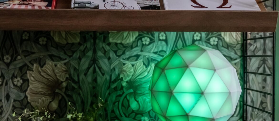 Tried mixing minimalism with some smart lights! [3141 x 3141]