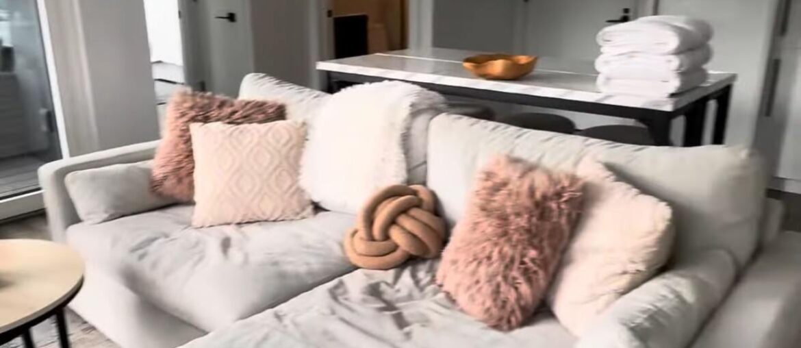 Can anyone ID this sectional?