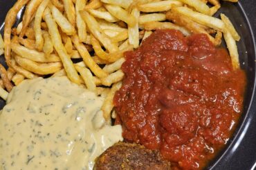 As it's getting colder here, it was high time for a Béarnaise, here with pork fillet medallions, served with fries and tomato sauce, all home made as far as feasible [we didn't raise the pig]