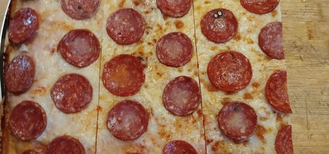 "Detroit style" pizza. Pepperoni, mozzarella, Parmigianino. Fermentation de 24 h