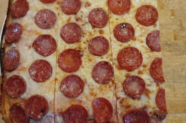 "Detroit style" pizza. Pepperoni, mozzarella, Parmigianino. Fermentation de 24 h