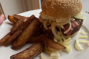 bacon cheeseburger with garlic mayo, grilled onions, blue cheese, & homemade twice-fried chips