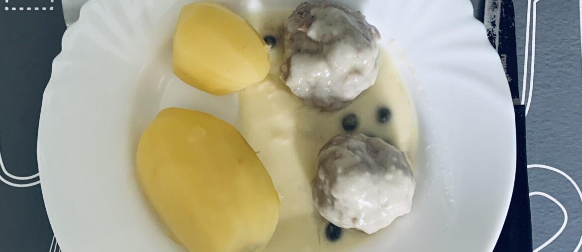 Les boulettes de Königsberg, c’est le plat que j’avais préparé ce midi pour mes potes de la résidence étudiante ici à Turku, en Finlande. Désolée pour la présentation, mais je fais avec les moyens du bord (cuisine commune pas très pratique), donc… Les boulettes de Königsberg, c’est le plat que j’avais préparé ce midi pour mes potes de la résidence étudiante ici à Turku, en Finlande. Désolée pour la présentation, mais je fais avec les moyens du bord (cuisine commune pas très pratique), donc…