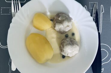 Les boulettes de Königsberg, c’est le plat que j’avais préparé ce midi pour mes potes de la résidence étudiante ici à Turku, en Finlande. Désolée pour la présentation, mais je fais avec les moyens du bord (cuisine commune pas très pratique), donc…