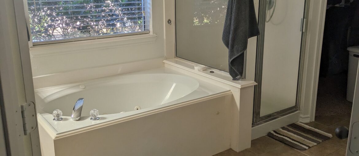 What color shower tub/tile, quartz counter top color, cabinet color and rug color?