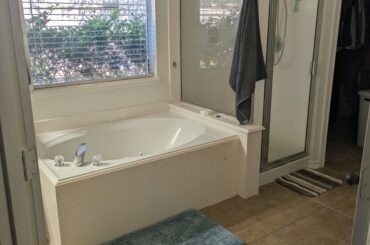 What color shower tub/tile, quartz counter top color, cabinet color and rug color?