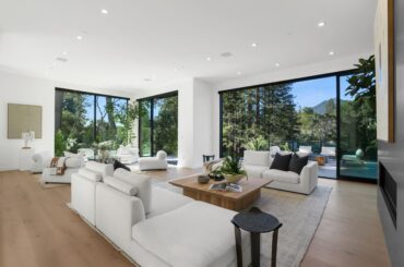 Spacious Living Room with Floor To Ceiling Sliding Doors Surrounded By Lush Landscape with View of Mount Tamalpais in Ross, CA [5000×3333]