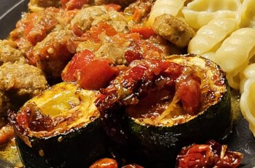 Meatballs from row pork sausage, at a spicy and creamy sauce, with fried courgettes and pasta