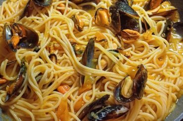 Homemade spaghetti with mussels