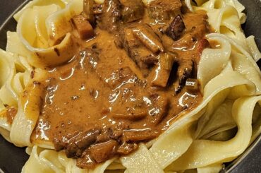 Leftovers from yesterday: Tagliatelle instead of Mash and no Rotkraut (as it was annihilated completely)