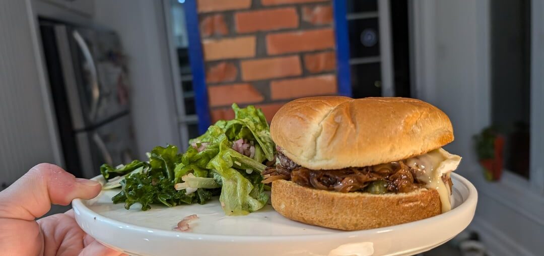 Burger bœuf oignons caramélisés camembert sur pain brioché