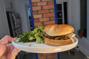 Burger bœuf oignons caramélisés camembert sur pain brioché