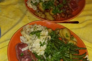 Rosbif, patates sautées, pâtes fraîches faites maison, haricots verts sautés dans le jus de viande, poêlé de champignons lactaires