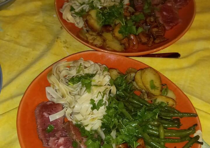 Rosbif, patates sautées, pâtes fraîches faites maison, haricots verts sautés dans le jus de viande, poêlé de champignons lactaires