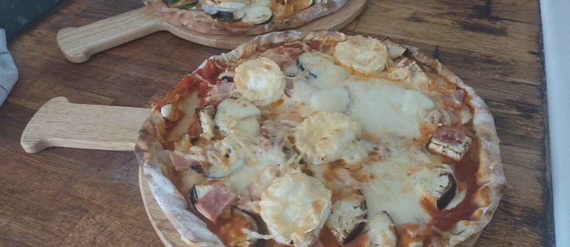 Pizzas faites maison. Chèvre aubergine champignon mozzarella et jambon
