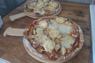 Pizzas faites maison. Chèvre aubergine champignon mozzarella et jambon