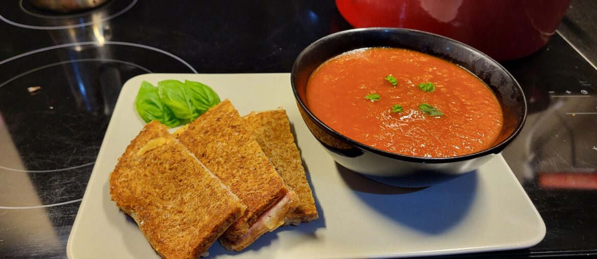 Soupe de tomates fait maison avec croque-monsieur au conté