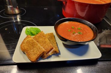 Soupe de tomates fait maison avec croque-monsieur au conté